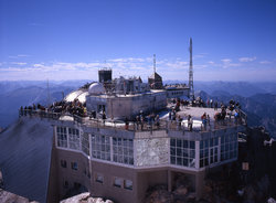 Der Zugspitzgipfel 2004 mit moderner Bebauung